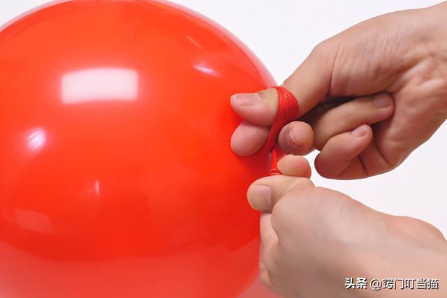 圆形气球打结器步骤图解,气球打结手不痛技巧(2)
