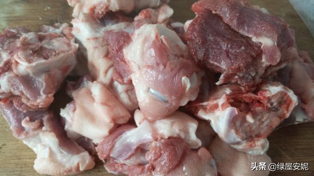 大腿骨炖汤的做法,炖猪大骨的食谱(1)