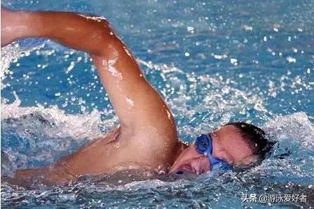 自由泳送肩技巧,侧身打腿打到什么程度合格(1)