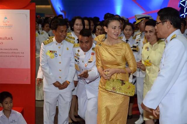泰国新王后官方照片,泰国国王照片(3)
