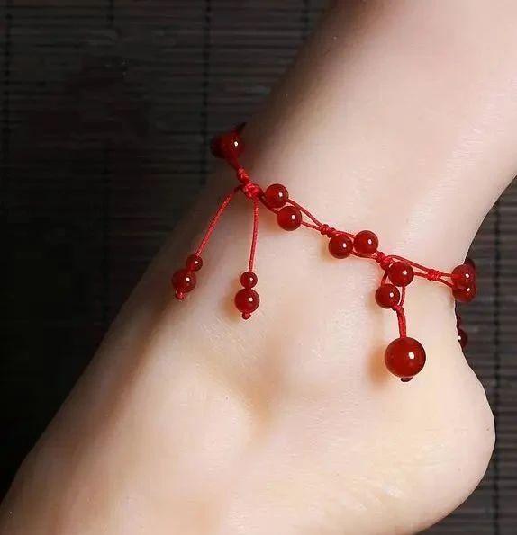 女人脚上戴红绳好吗,女生脚上戴红绳哪边比较好(4)
