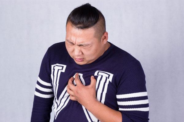 几乎每天胸痛是什么病,前胸上部隐痛可能有三种病(1)
