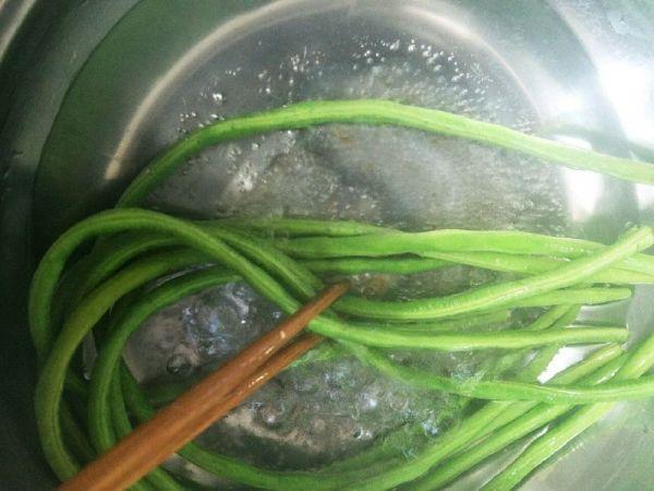 用生水腌制酸豆角泡菜做法,泡菜酸豆角生水腌制方法(3)