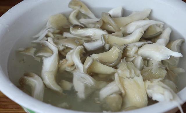 平菇最好吃的六种做法,油炸平菇酥最简单做法(2)