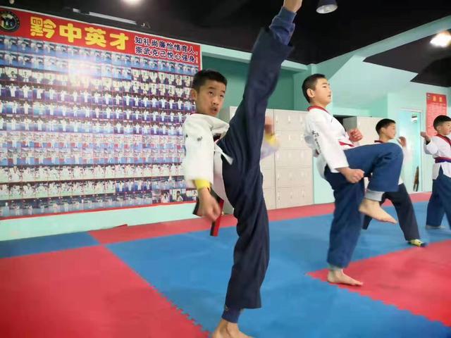跆拳道得分高的腿法教学,跆拳道简单的腿法教学视频(2)