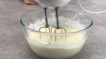 蛋糕上的奶油怎么做教程,蛋糕上的奶油怎么做不会腻(4)