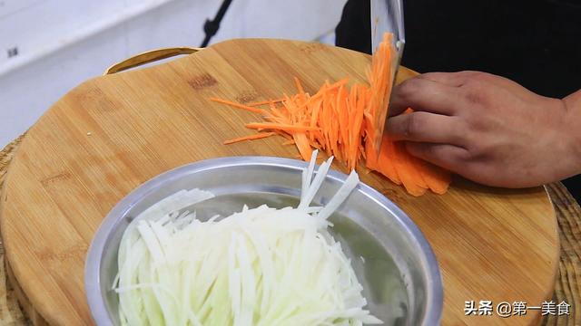 白萝卜蒸菜用面粉的做法,粉蒸萝卜的做法大全家常(3)