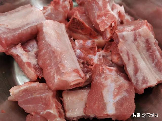 广东煲骨头汤放什么材料,广东人炖骨头汤最正宗的做法(4)