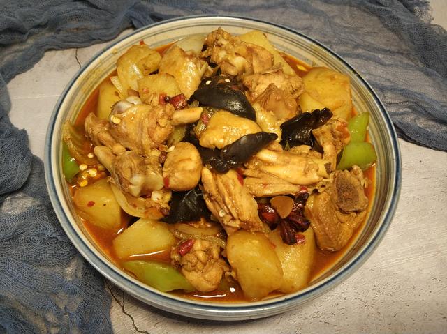 大盘鸡家常做法加土豆青椒米饭,大盘鸡的家常做法加土豆不加啤酒(1)