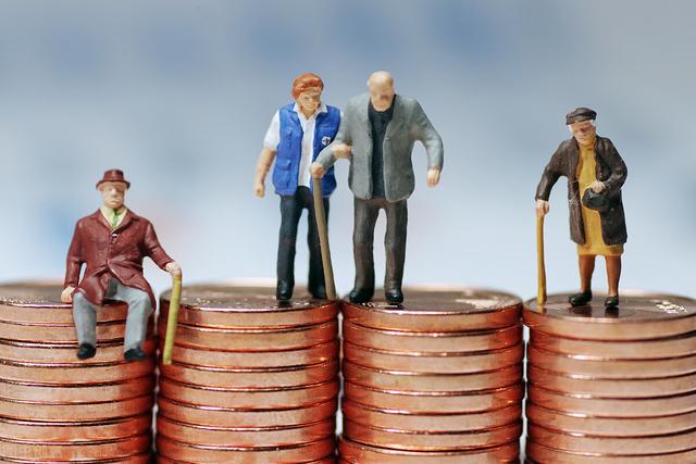 企退65岁每月补贴多少,企业2014前退休人员补发工资标准(2)