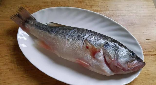 菠菜可以跟鲈鱼同食吗,鲈鱼可以配菠菜吃吗(3)
