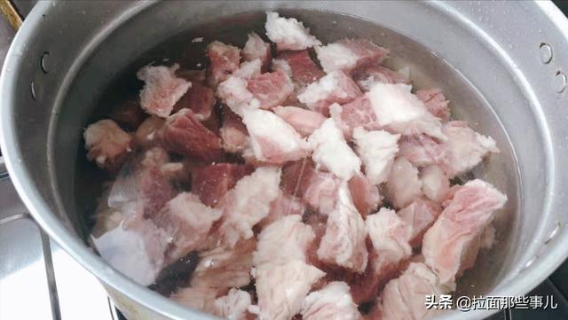 炖肉锅糊了怎么清理,炖肉糊锅怎么清洗干净(3)