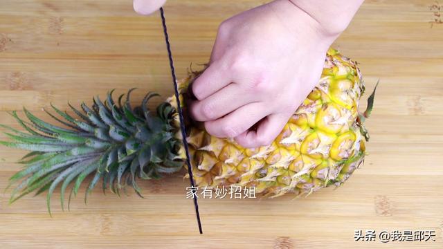 菠萝怎么削皮怎么去根,菠萝怎样削皮的最简单方法(2)