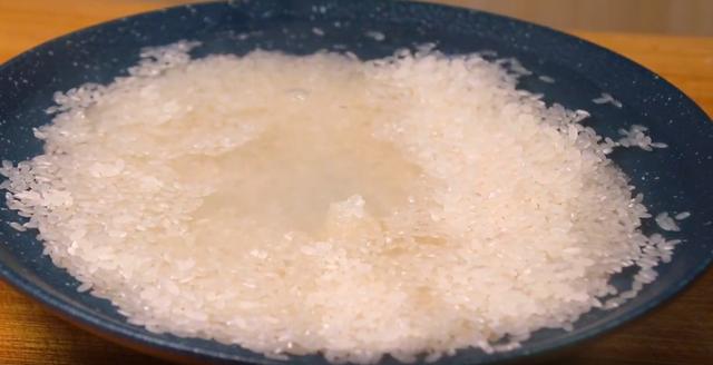 蒸米饭2碗米放多少水,蒸米饭一个人放多少米多少水(2)