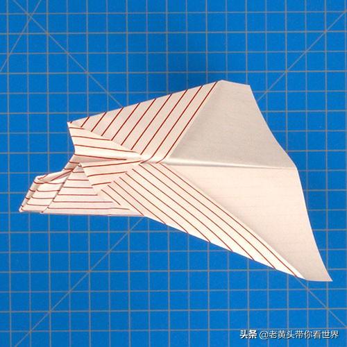 小飞机和纸飞机一起做游戏,有趣的纸飞机游戏载体(4)