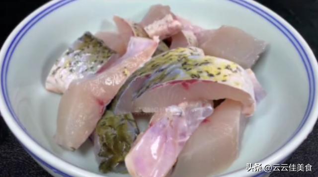 炸鱼块怎么做酥脆不回软,怎样炸鱼块好吃又酥脆视频(1)
