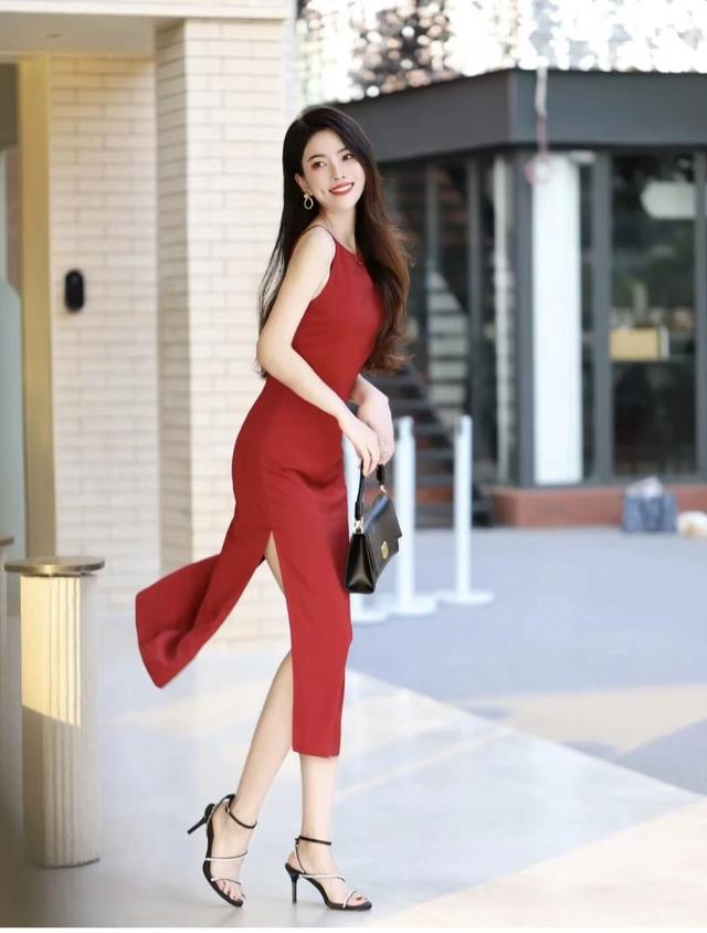 红色连衣裙搭配什么配饰,红色连衣裙怎么搭配外套图片(1)