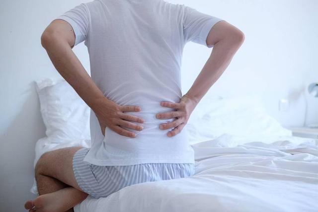 右后背疼痛预示着三种疾病,后背疼痛位置图详解(1)