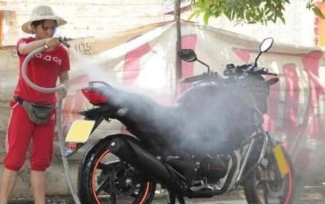 摩托车排气管清洗的正确方法,摩托车排气管怎么洗干净(1)