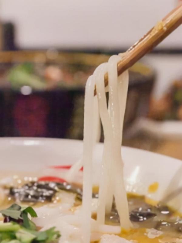鸡肉酸菜米线的正宗做法,酸菜米线的做法最正宗的做法(2)