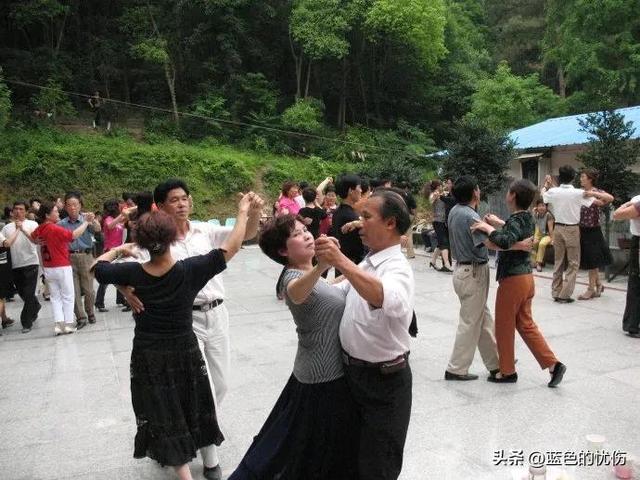 四十岁女人能跳交谊舞吗,50岁女人晚上能跳交谊舞吗(2)