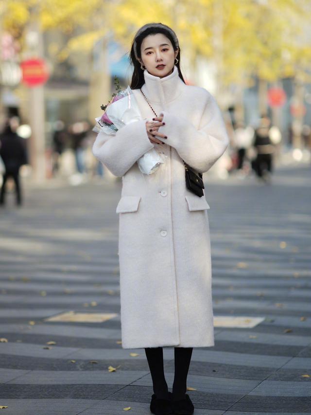 白色呢子大衣怎么搭配围巾,米白色大衣的最佳搭配围巾(3)
