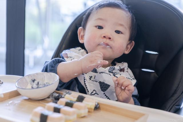 怎么培养两岁宝宝独立吃饭,2岁宝宝如何自己独立吃饭(5)