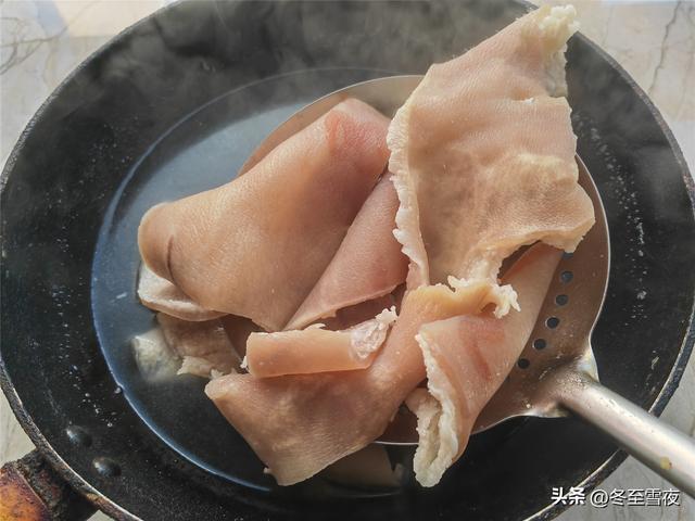 猪肉皮怎么做法最好吃,红烧猪皮最正宗的做法王刚(3)
