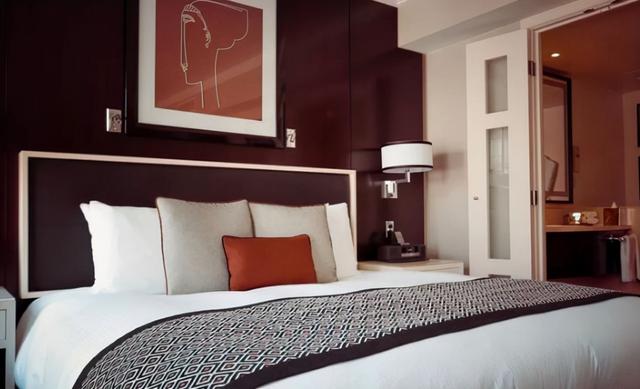 宾馆房间床上放的布是干嘛用的,酒店被子上放一段布有什么用(1)