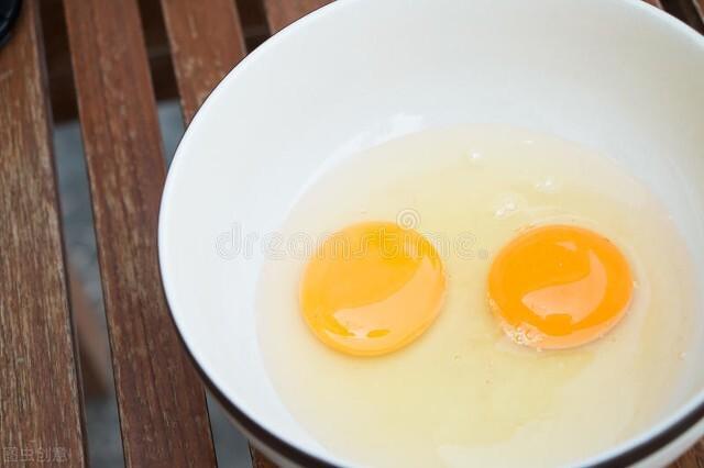 60岁以上每天吃两个鸡蛋有好处吗,60岁的女人能每天吃一个鸡蛋吗(1)