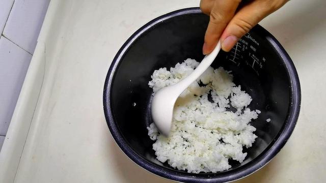 米饭在冰箱放了一晚还能吃吗,米饭在冰箱放了2天了还能吃吗(2)