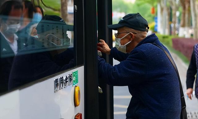 老年公交卡要多大的年龄才可以办,60岁老年卡办理条件(4)