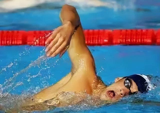 自由泳转髋送肩错误动作对比,(3)