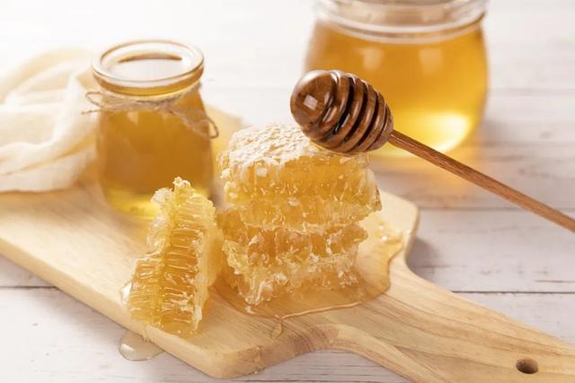 吃蜂糖禁忌什么,蜂糖不能与哪些食物一起吃(1)
