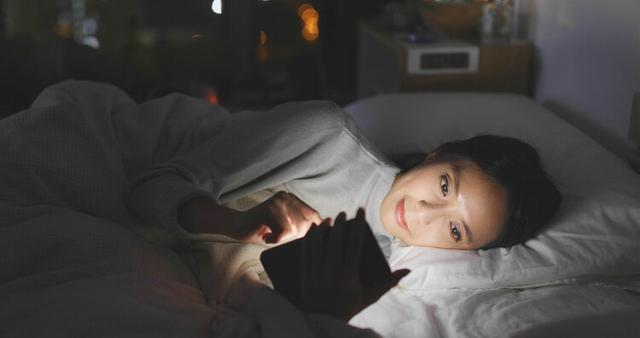 床上躺着玩手机的正确姿势,躺床上看手机对颈椎有影响吗(4)