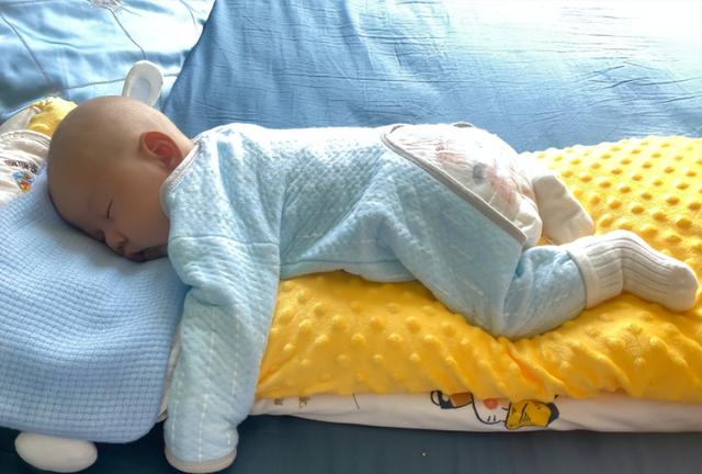 宝宝睡前总要哭闹一阵,三个月宝宝睡前哭闹特别难哄(3)