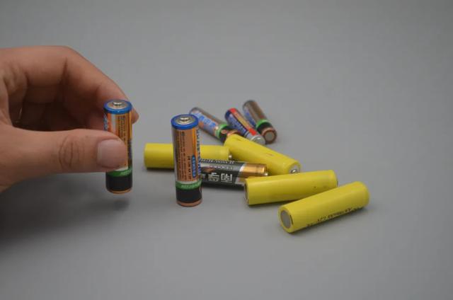 电池怎么判断有没有电,万用表测5号电池怎么测(2)