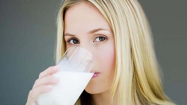 长期晚上喝牛奶的好处,女性坚持喝牛奶一个月的变化(1)