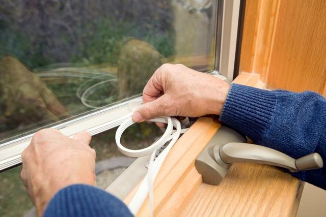 塑钢窗密封条老化发硬怎么取下来,老化的塑钢窗密封条怎么去除(1)