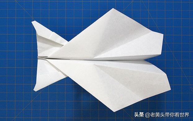 小飞机和纸飞机一起做游戏,有趣的纸飞机游戏载体(3)