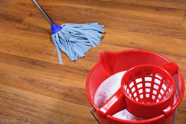 去除地板水渍的小妙招,怎样才能去除地板上的水渍(1)