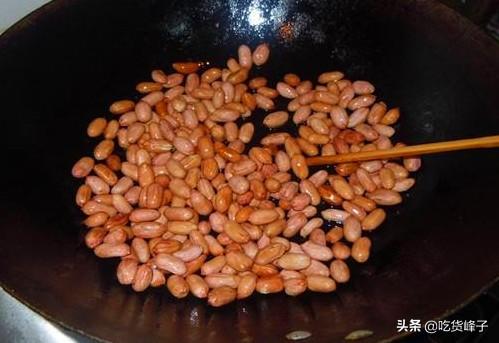 怎样炒花生米又酥又脆又好吃,如何将花生米炒得又酥又脆(5)