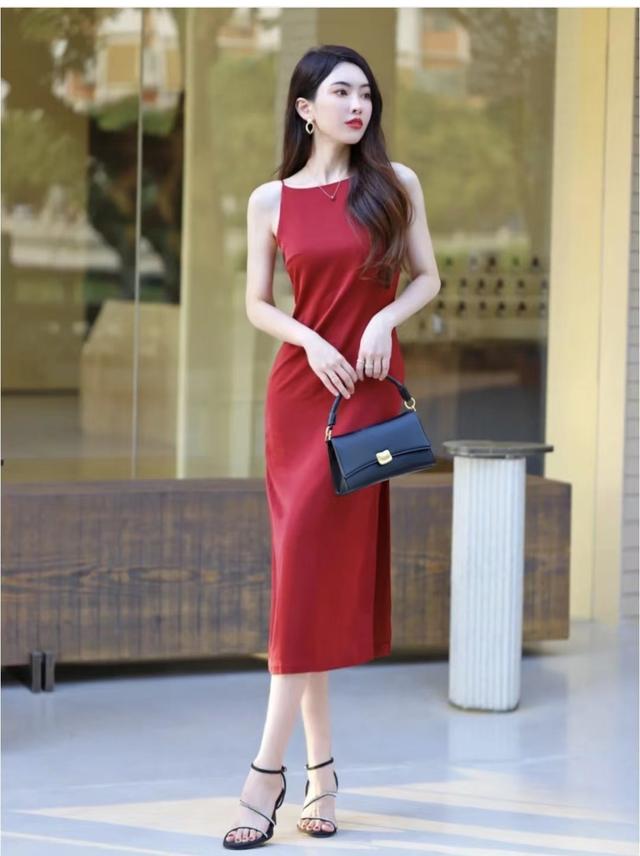 红色连衣裙搭配什么配饰,红色连衣裙怎么搭配外套图片(3)