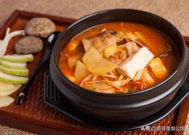 韩式大酱汤配上清爽的凉拌小菜,韩国排骨大酱汤的正宗做法(1)
