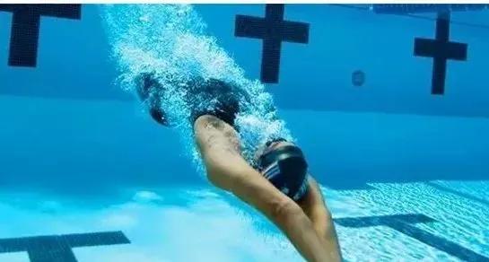 游泳时如何正确蹬离池壁,游泳换气时上身怎么起高点(2)