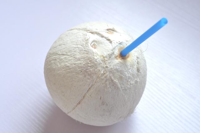 光滑的椰子怎么去皮,开椰子去皮的巧妙方法(4)