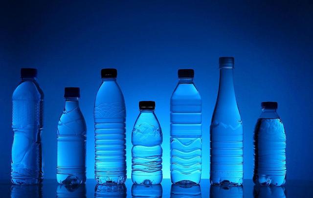 带颜色塑料水杯有毒吗,如何分辨塑料水杯有毒(2)