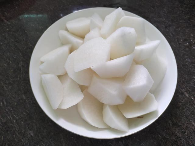 白萝卜土豆炖牛腩,炖牛腩最忌放三种调料(2)