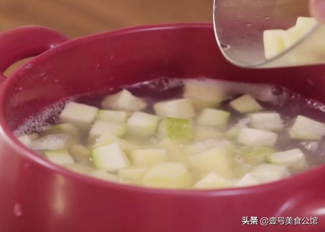 韩式大酱汤配上清爽的凉拌小菜,韩国排骨大酱汤的正宗做法(6)