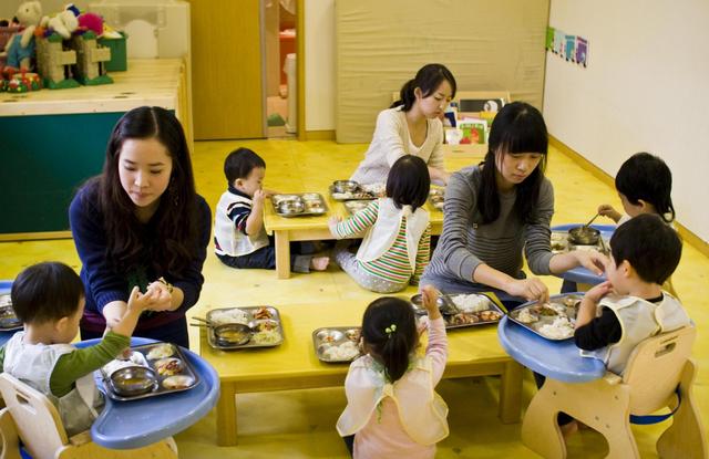怎么培养2岁多孩子独立吃饭,怎样训练两岁宝宝自主吃饭(2)